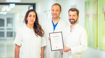 Das Team rund um Prof. Dr. Christian Ukena (Mitte), Direktor der Medizinischen Klinik II - Kardiologie / Angiologie des Marien Hospital Herne – Universitätsklinikum der Ruhr Universität und Dr. Benjamin Sasko (r.), Leitender Oberarzt der Medizinischen Klinik II - Kardiologie / Angiologie mit der Zertifizierung als HFU-Schwerpunktklinik.