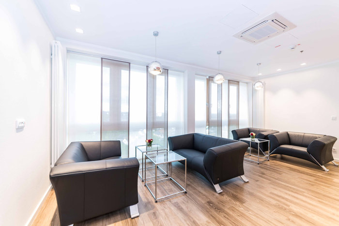 Hell gestalteter Aufenthaltsbereich für Wahlleistungspatienten des Marien Hospital Herne.