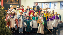 Die Sternsinger der Wanner Kirchengemeinden St. Laurentius, Herz-Jesu und Allerheiligste Dreifaltigkeit brachten den traditionellen Segen in das St. Anna Hospital Herne und wurden im Rahmen einer Andacht begrüßt durch Hartwig Trinn (hinten), Gesamtleitung Seelsorge und Ethik der St. Elisabeth Gruppe.