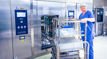 Andreas Wolf, Leitung der Zentralsterilisation des Marien Hospital Herne und des Marien Hospital Witten, mit den neuen Dampfsterilisatoren