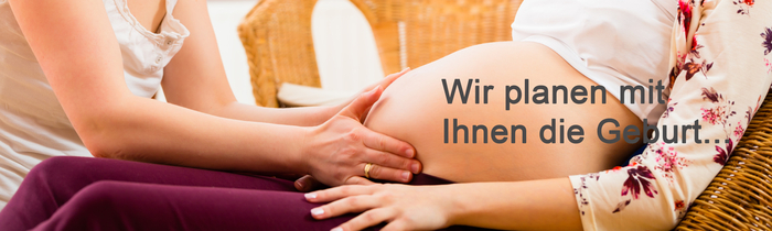 Im Rahmen der Geburtsplanung untersucht Hebamme eine Schwangere.