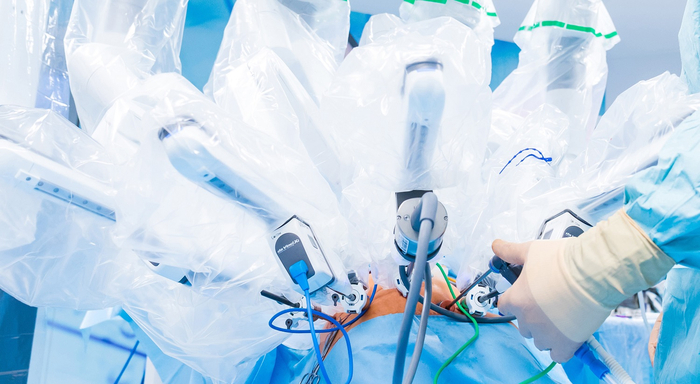 Der Einsatz eines OP-Roboters ermöglicht dem Operateur ein präziseres Arbeiten mit Vorteilen für die Behandlung und anschließende Genesung der Patienten.