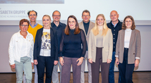 Prof. Dr. Dirk Strumberg (4. v. r.), Direktor der Medizinischen Klinik III – Hämatologie / Onkologie des Marien Hospital Herne – Universitätsklinikum der Ruhr-Universität Bochum, Dr. Sarah Grothe (5. v. l.), Leitende Oberärztin der Medizinischen Klinik III – Hämatologie / Onkologie des Marien Hospital Herne – Universitätsklinikum der Ruhr-Universität Bochum, und weitere Experten begrüßten Teilnehmer zur interaktiven Veranstaltung „Stark trotz Schmerz – Wege zu mehr Glück und Lebensqualität“.