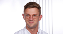 Dr. Thomas Komanek, Leitender Arzt der Klinik für Anästhesie und Intensivmedizin des St. Anna Hospital Herne, wurde für sein Forschungsprojekt zur PENG-Blockade bei Patienten nach einer Hüftendoprothetik, mit einem Forschungsstipendium ausgezeichnet.