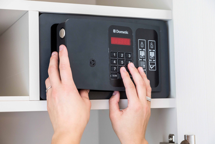 Safe für Wertgegenstände in einem der Wahlleistungszimmer des Marien Hospital Herne.