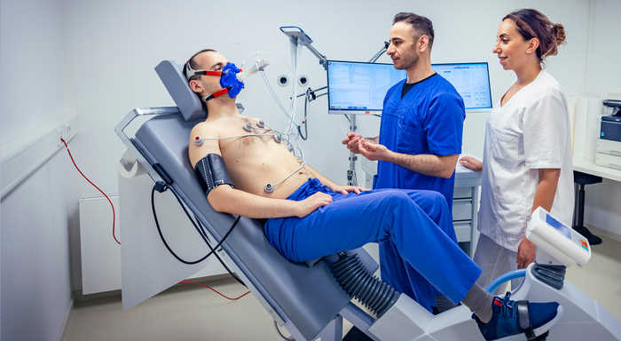 Die Pflegekraft und der Arzt erklären dem Patienten den Ablauf der Spiroergometrie