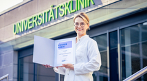 Elena Bergmann, Assistenzärztin der Klinik für Altersmedizin und Frührehabilitation des Marien Hospital Herne – Universitätsklinikum der Ruhr-Universität Bochum, freut sich über die Auszeichnung ihres wissenschaftlichen Posters.