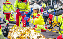 Medizinstudierende und Rettungskräfte trainieren gemeinsam die Versorgung von Verletzten.