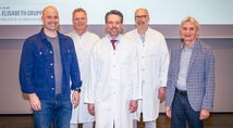 Informierten Patienten über urologische Krebserkrankungen (v. l. n. r.): Priv.-Doz. Dr. Karl Tully, Oberarzt der Klinik für Urologie, Priv.-Doz. Dr. Rein-Jueri Palisaar, Leitender Arzt der Abteilung für roboterassistierte Urologie der Klinik für Urologie, Prof. Dr. Florian Roghmann, Direktor der Klinik für Urologie, Priv.-Doz. Dr. Peter Bach, Leitender Oberarzt der Klinik für Urologie sowie Burkhard Schadomsky, Leiter der Selbsthilfegruppe Bochum / Herne.