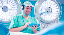 Dr. Dominic Mühlberger, Chefarzt der Klinik für Gefäßchirurgie des Marien Hospital Herne, testet die Videobrille, die Patienten während ambulanter Operationen mit einer Auswahl an Filmen, Unterhaltung und Musik ablenkt.