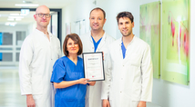 Das Team rund um Prof. Dr. Christian Ukena (2.v.r.), Direktor der Medizinischen Klinik II - Kardiologie / Angiologie des Marien Hospital Herne – Universitätsklinikum der Ruhr-Universität Bochum und Priv.- Doz. Dr. Philipp Lange (l.), Leitender Oberarzt der Medizinischen Klinik II - Kardiologie / Angiologie mit der Zertifizierung als Vorhofflimmer-Zentrum.