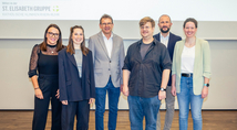 Prof. Dr. Dirk Strumberg (3. v. l.), Direktor der Medizinischen Klinik III – Hämatologie / Onkologie des Marien Hospital Herne – Universitätsklinikum der Ruhr-Universität Bochum, Dr. Sarah Grothe (1. v. l.), Leitende Oberärztin der Medizinischen Klinik III – Hämatologie / Onkologie des Marien Hospital Herne – Universitätsklinikum der Ruhr-Universität Bochum, und weitere Experten begrüßten Teilnehmer zur Veranstaltung „Immunsystem stärken: Vorbeugen für Herbst und Winter“.