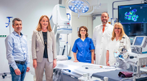 Stephan Fanselow (l.), Mitglied der Geschäftsleitung der St. Elisabeth Gruppe, Simone Lauer (2. v. l.), Geschäftsführerin der St. Elisabeth Gruppe und Prof. Dr. Christian Ukena, Direktor der Medizinischen Klinik II – Kardiologie / Angiologie des Marien Hospital Herne – Universitätsklinikum der Ruhr-Universität Bochum (2. v. r.) mit den pflegerischen Leitungen der Kardiologischen Ambulanz und des Herzkatheterlabors.