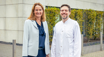 Simone Lauer (l.), Geschäftsführerin der St. Elisabeth Gruppe, begrüßte Prof. Dr. Florian Roghmann (r.), als neuen Klinikdirektor der Urologischen Klinik des Marien Hospital Herne – Universitätsklinikum der Ruhr-Universität Bochum.