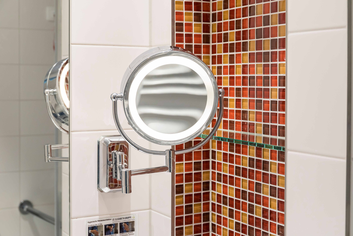 Kosmetikspiegel im Badezimmer der Wahlleistungszimmer des Marien Hospital Herne.