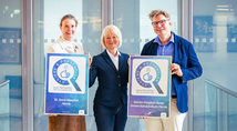(v. l. n. r): Präsentieren stolz die MRE-Qualitätssiegel, die den vorbildlichen Umgang mit multiresistenten Erregern bestätigen: Dr. Sabine Edlinger, Geschäftsführerin der St. Elisabeth Gruppe, Dr. Angelika Burrichter, Fachbereichsleitung Gesundheit der Stadt Herne, und Jan-Peter Röing genannt Nölke, Ärztliche Gesamtleitung Hygienemanagement der St. Elisabeth Gruppe.