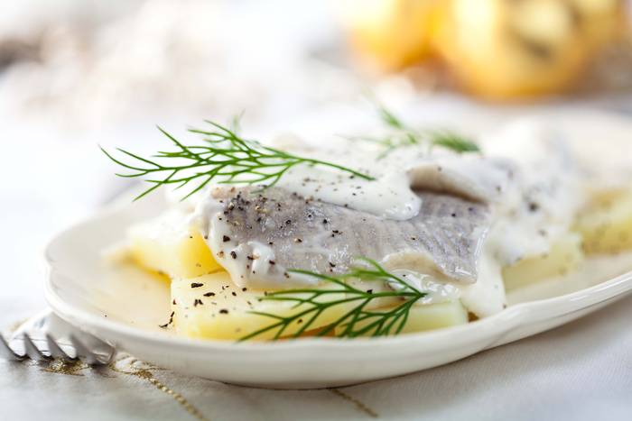 Fisch auf Kartoffeln mit Dill.