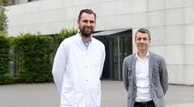 Stephan Fanselow (r.), Mitglied der Geschäftsleitung der St. Elisabeth Gruppe, begrüßt Prof. Dr. Lars Schimmöller (l.), den neuen Klinikdirektor des Instituts für Diagnostische, Interventionelle Radiologie und Nuklearmedizin des Marien Hospital Herne – Universitätsklinikum der Ruhr-Universität Bochum.