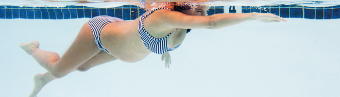 Schwangere beim Schwangerenschwimmen.