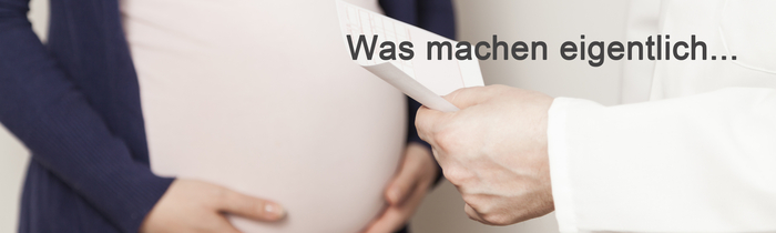 Arzt im Gespräch mit schwangerer Frau