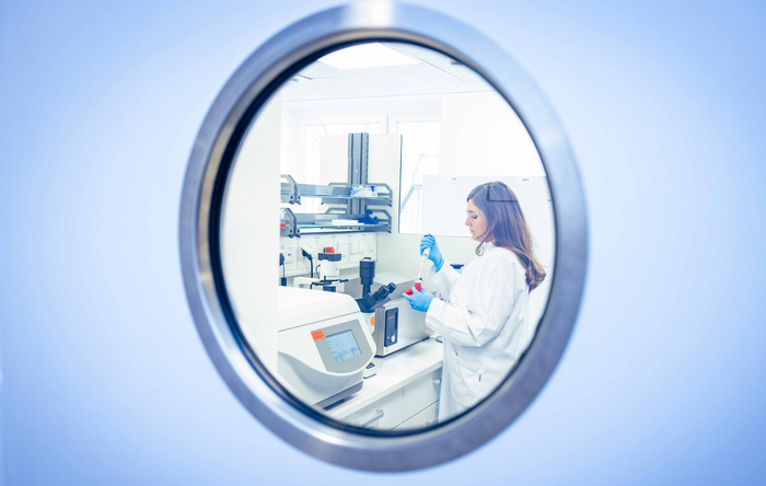 Eine wissenschaftliche Mitarbeiterin im Forschungslabor