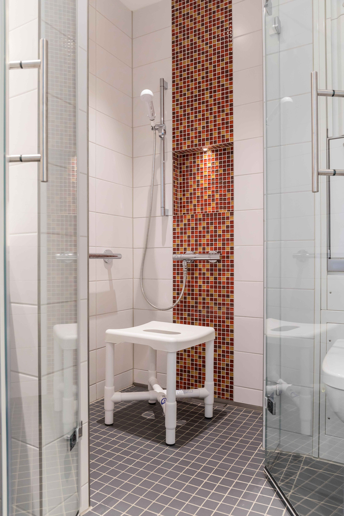 Ebenerdige Dusche mit hochwertigem Duschhocker der Wahlleistungszimmer des Marien Hospital Herne.