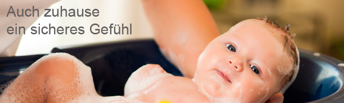 Baby wird während des Wochenbettes zuhause gebadet.